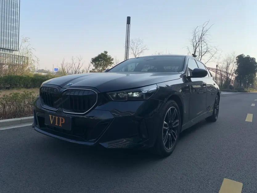 BMW 5 Series 2025 г. 7113 км.