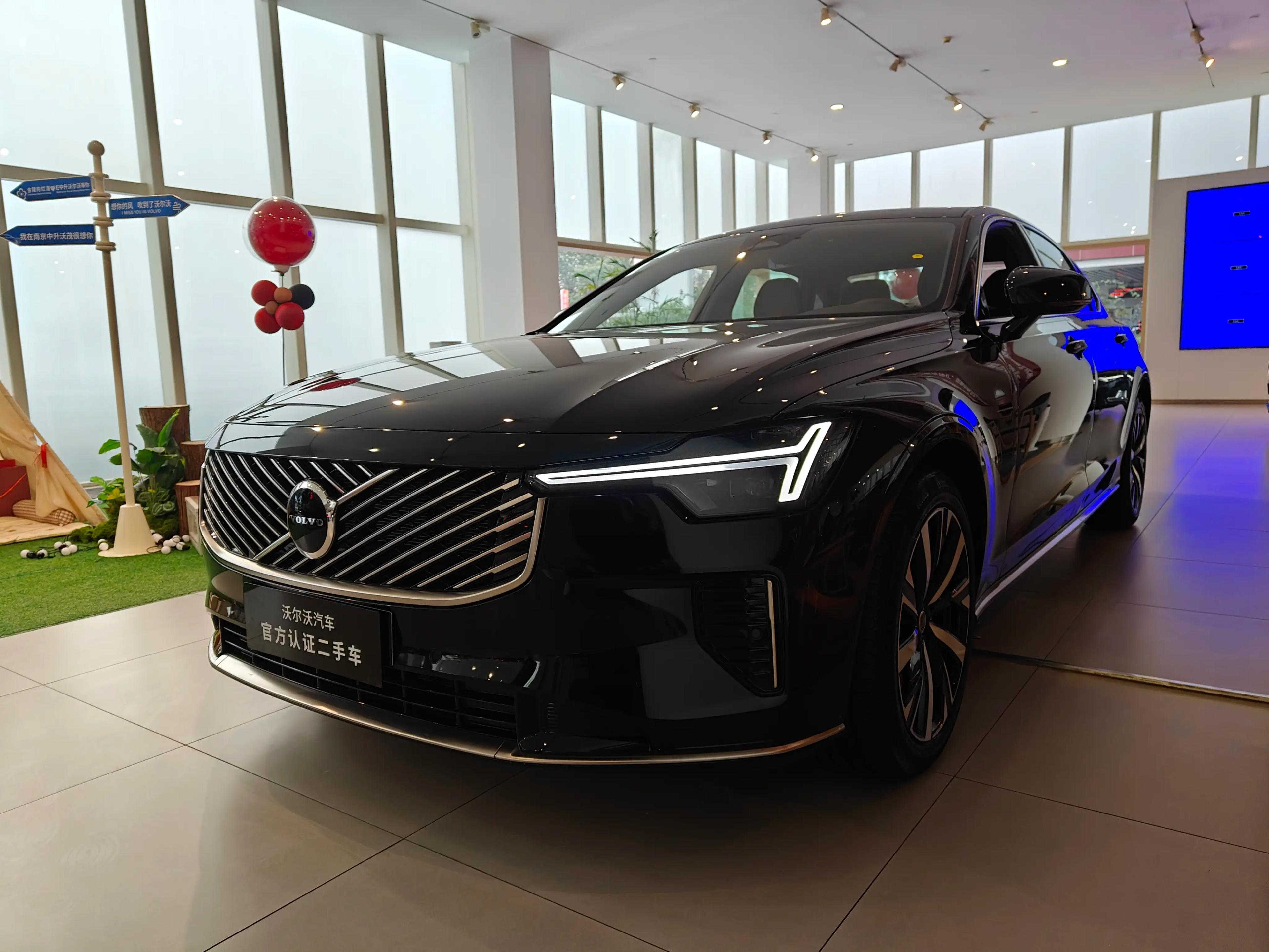 Volvo S90 2025 г. 724 км.