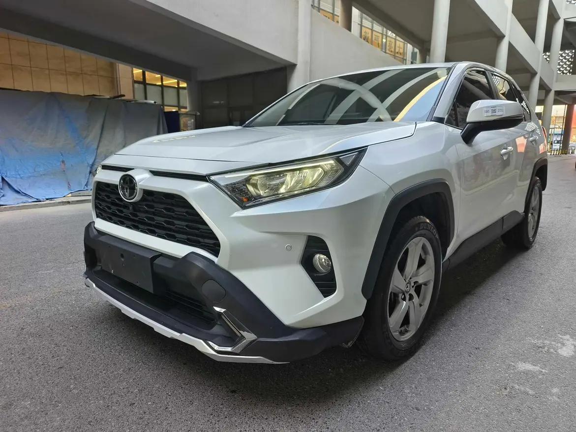 Toyota RAV4 2021 г. 25663 км.