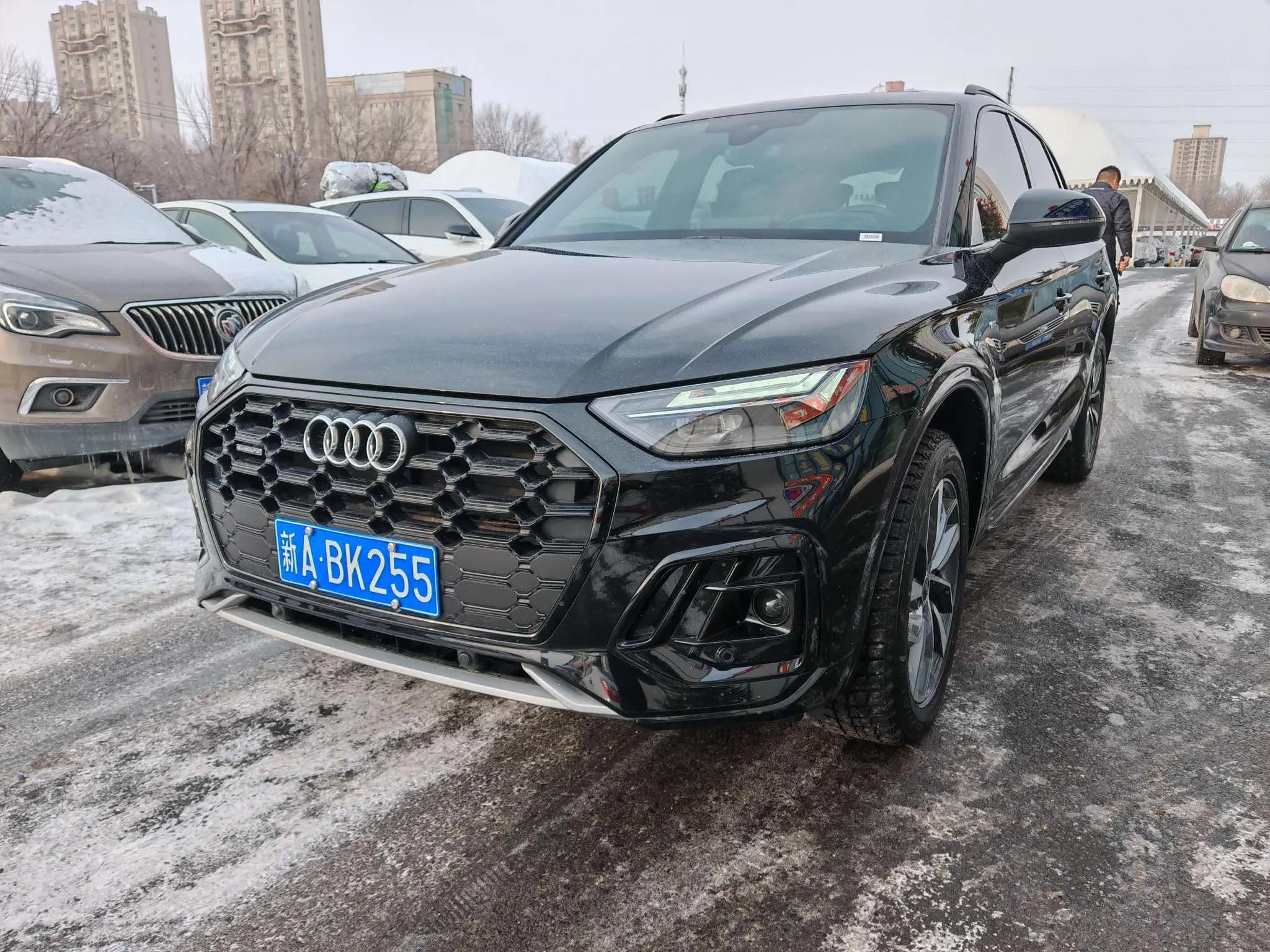 Audi Q5L 2025 г. 8014 км.