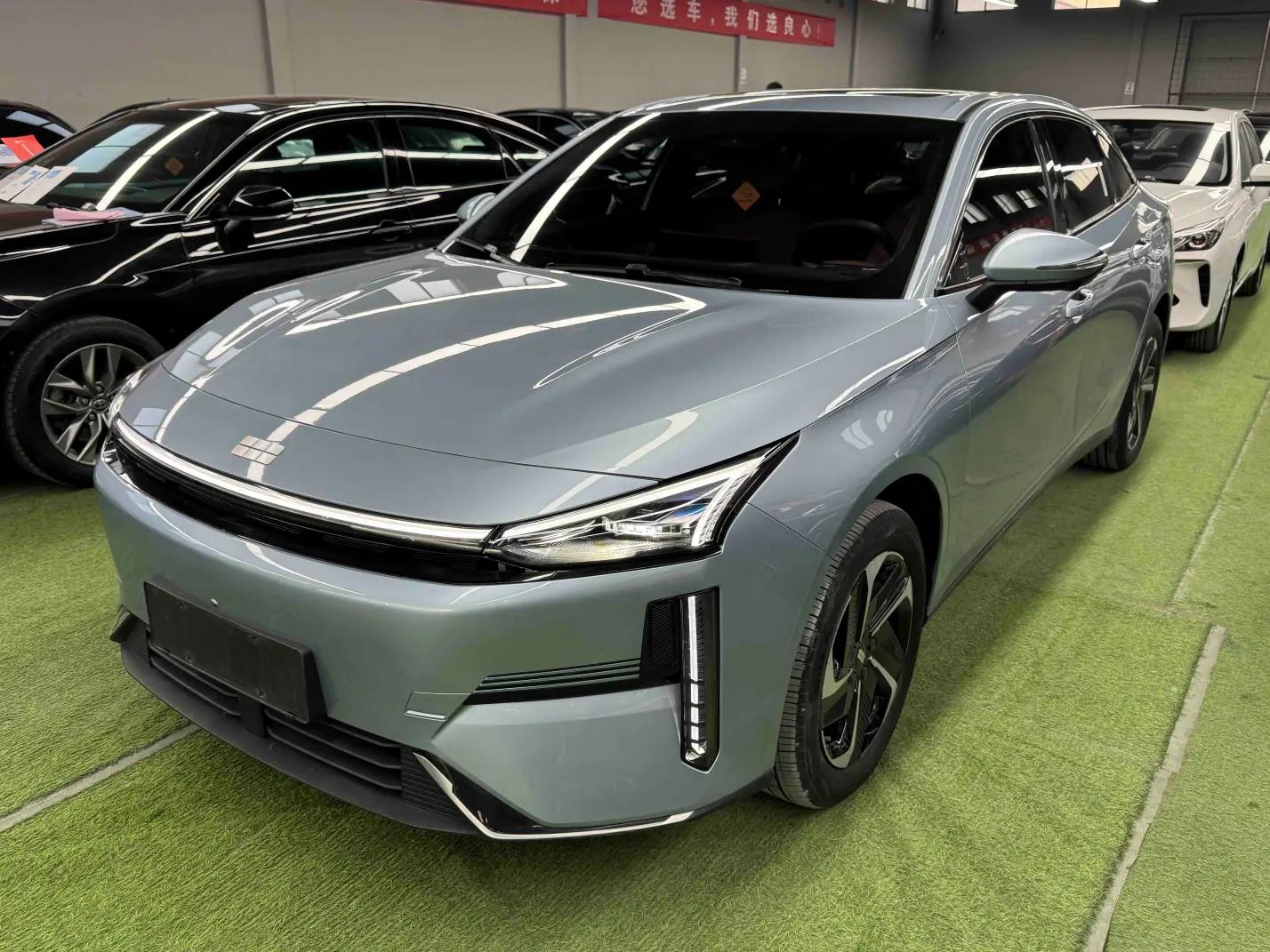 Geely Galaxy L6 2025 г. 7423 км.