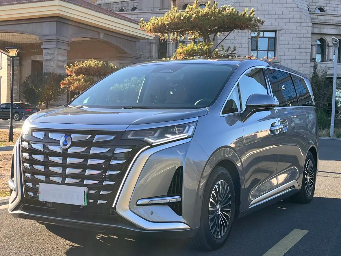 Denza D9 DM 2023 г. 50010 км.