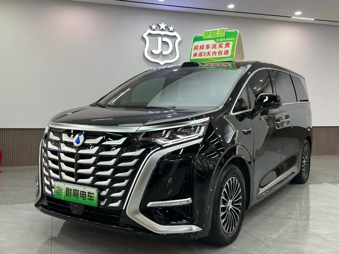 Denza D9 DM 2025 г. 33909 км.