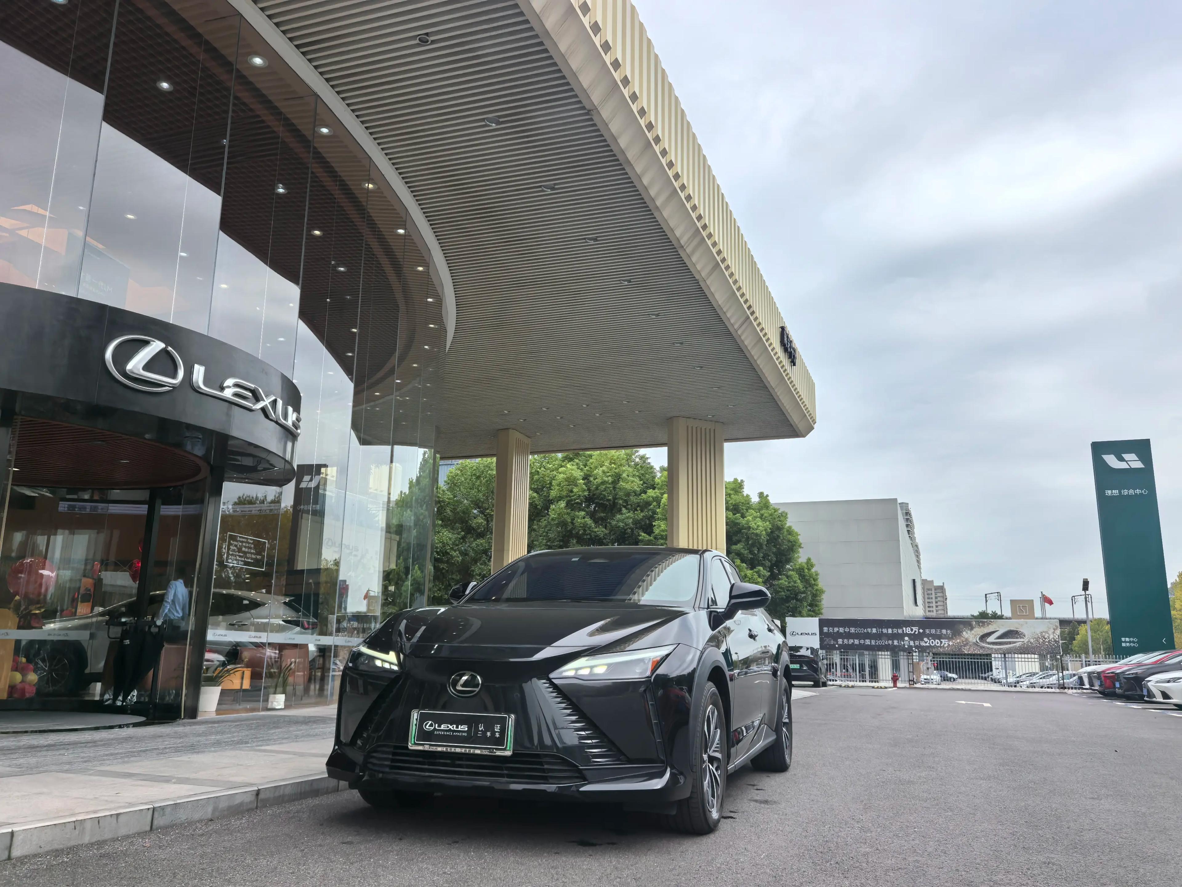 Lexus RZ 2023 г. 9404 км.