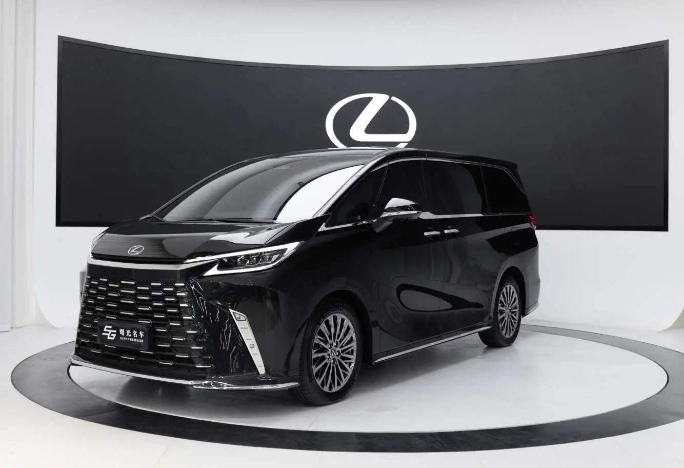 Lexus LM 2024 г. 9380 км.