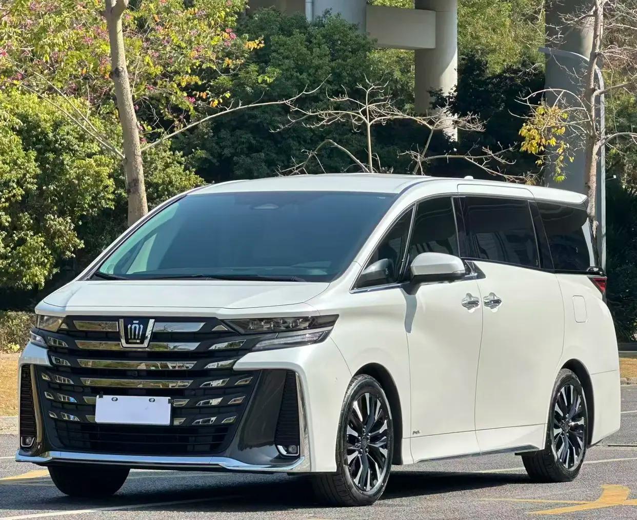 Toyota Crown Wellfire 2025 г. 20072 км.