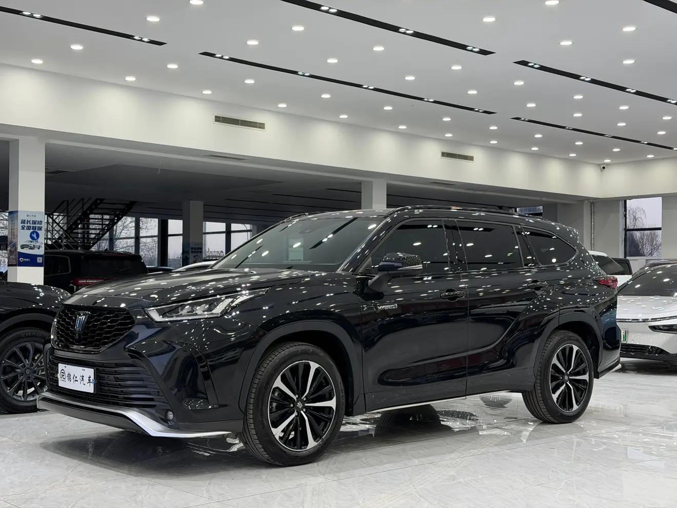 Toyota Crown Kluger 2024 г. 30126 км.