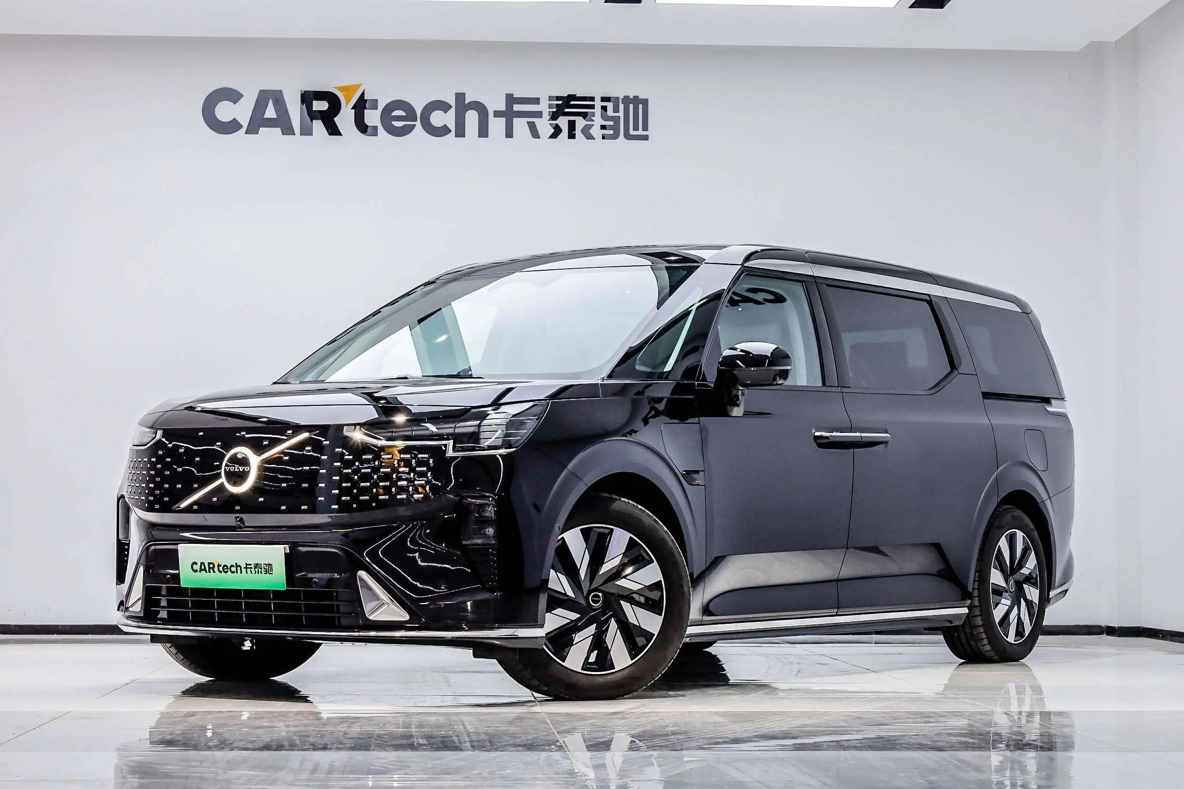 Volvo EM90 2024 г. 7759 км.