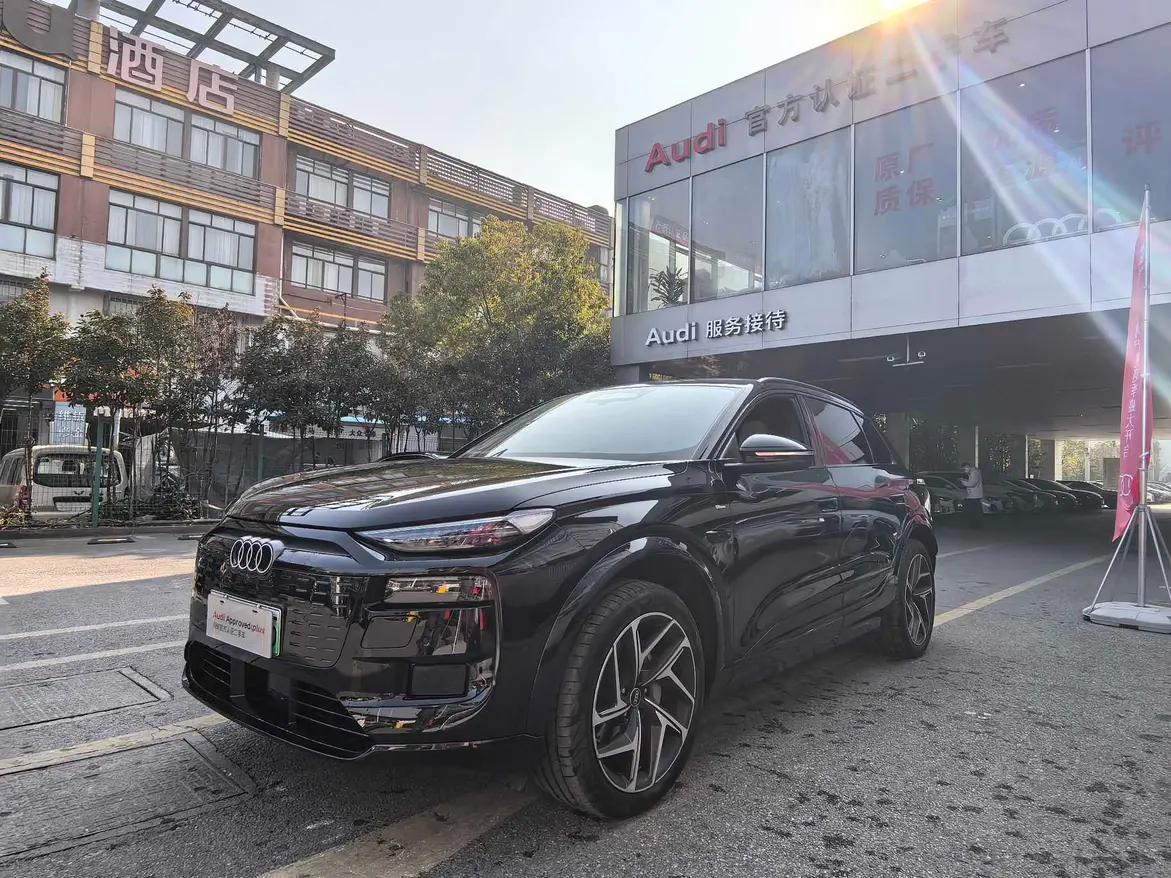 Audi Q6L e-tron 2025 г. 5030 км.