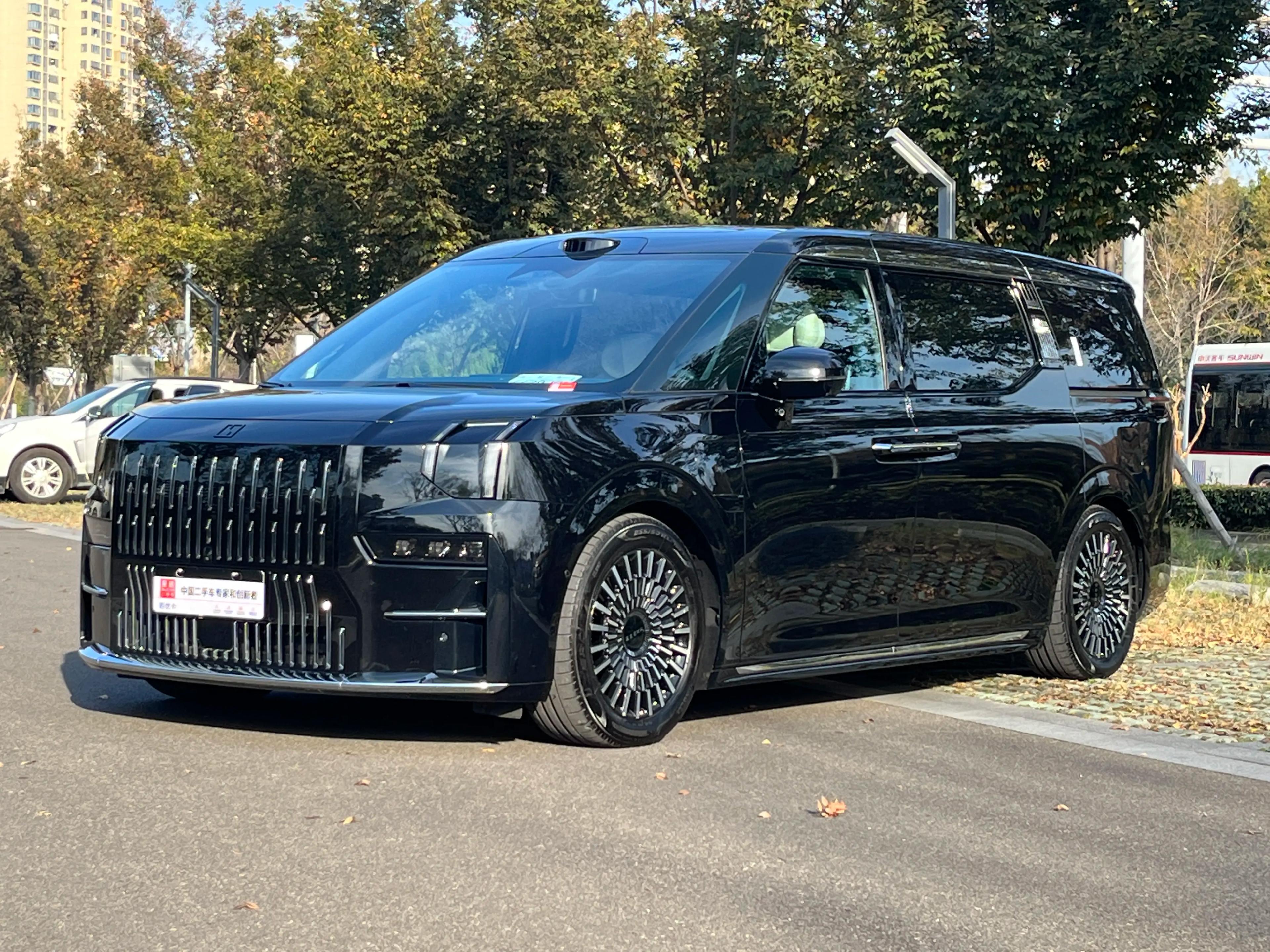 ZEEKR 009 2025 г. 6068 км.