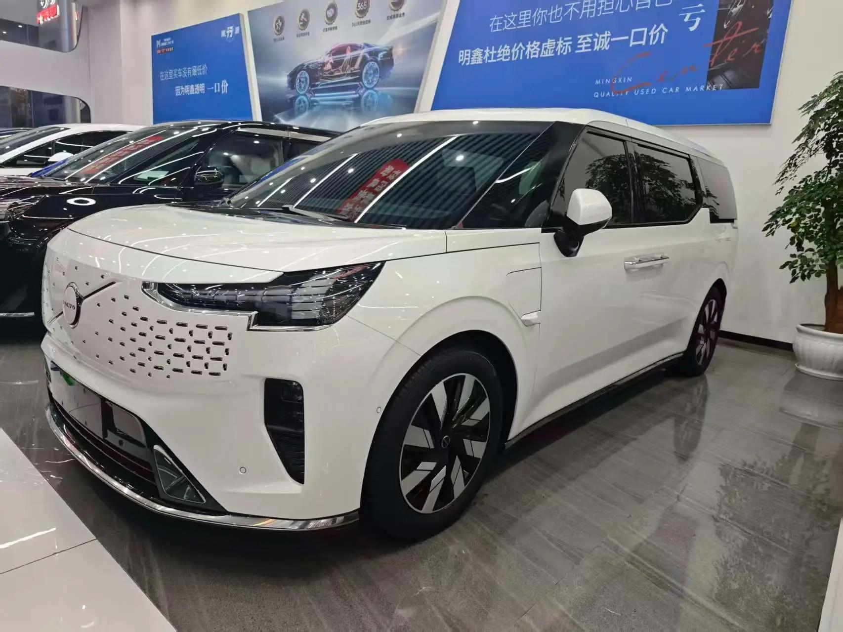 Volvo EM90 2024 г. 13060 км.