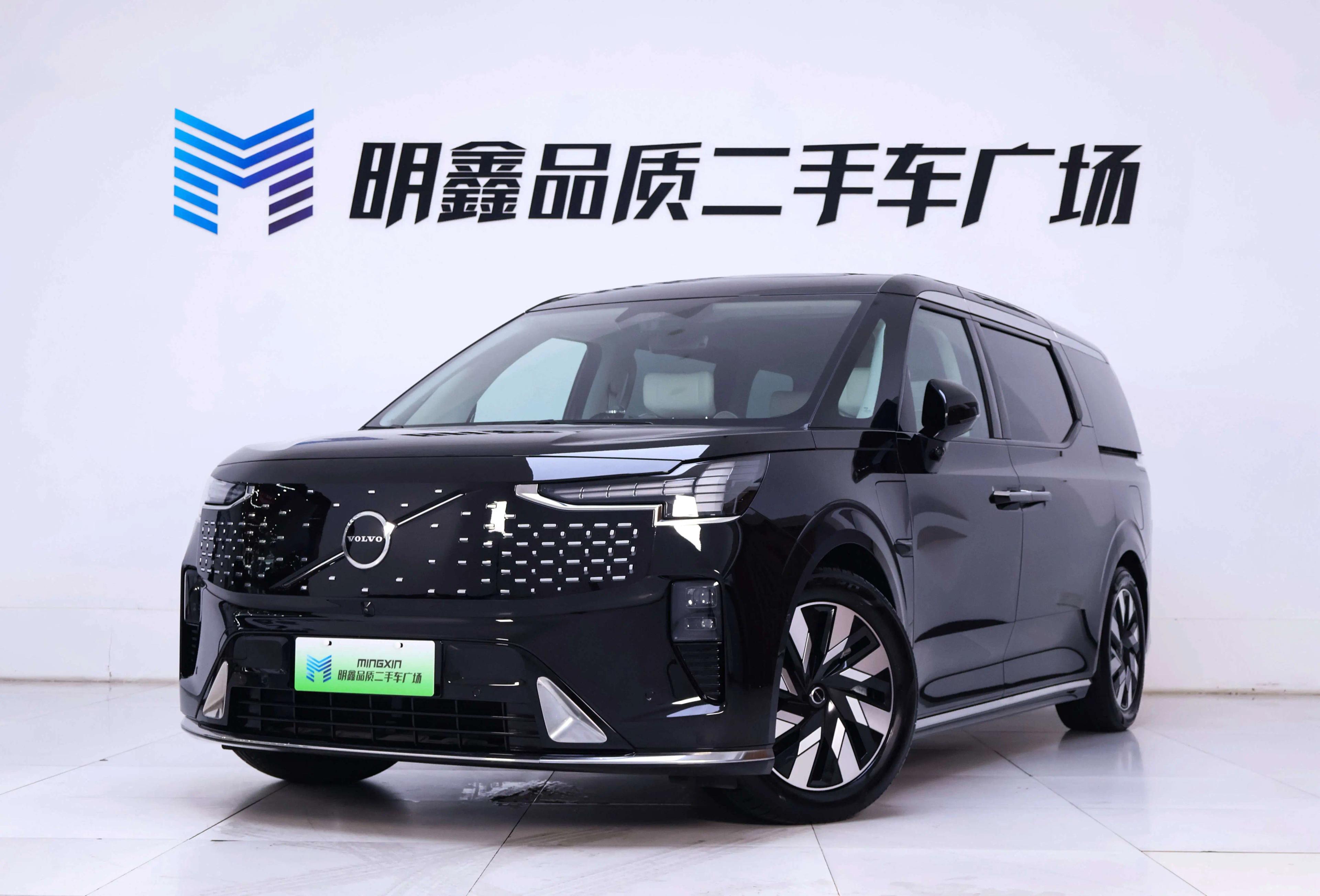 Volvo EM90 2024 г. 4564 км.