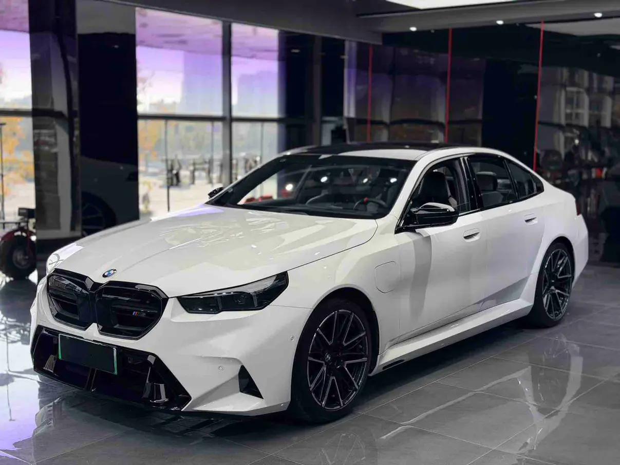 BMW M5 PHEV 2025 г. 6403 км.