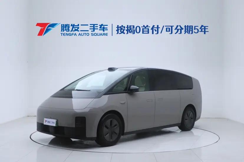 Lixiang MEGA 2024 г. 22650 км.