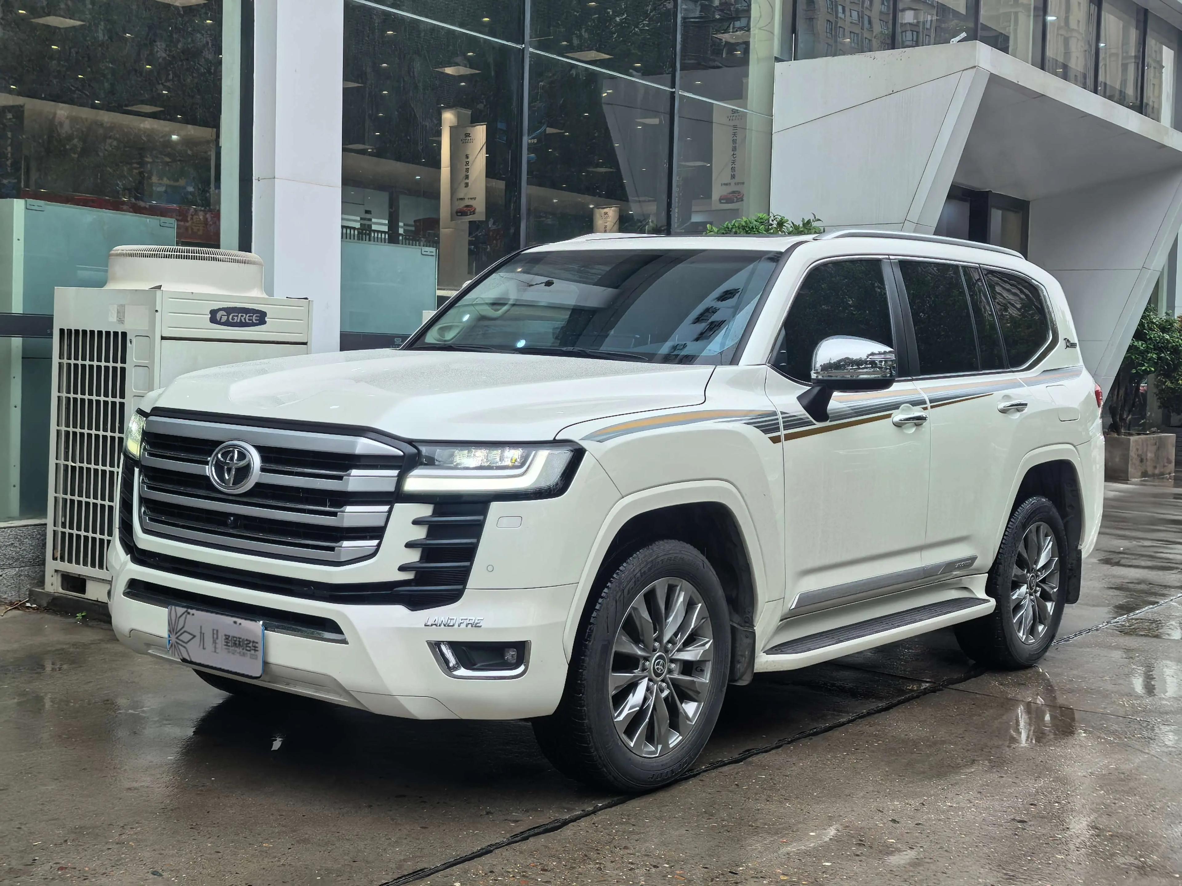 Toyota Land Cruiser 2024 г. 6090 км.