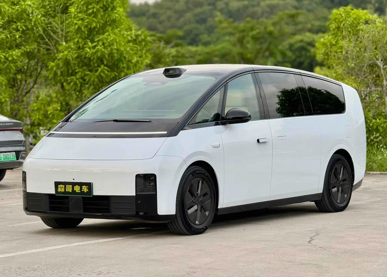 Lixiang MEGA 2024 г. 14049 км.