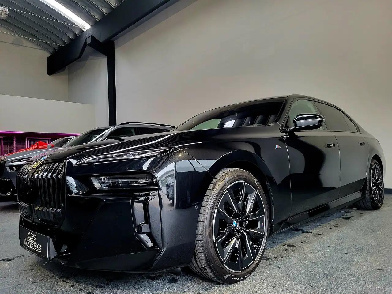 BMW 7 серия 2023 г. 14092 км.