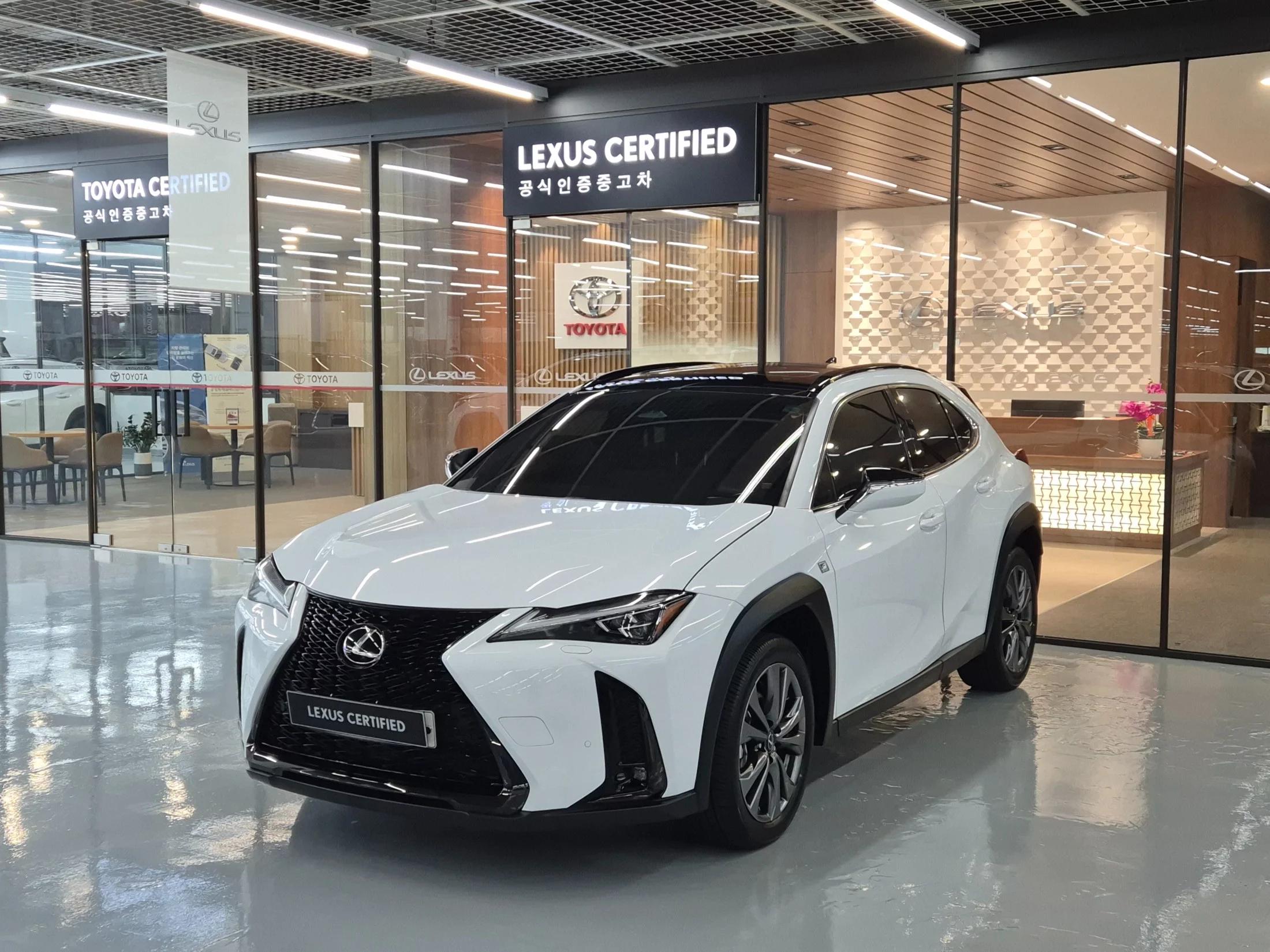 Lexus UX 2.0 F-Sport 2WD, гибрид, 2024 г. 7244 км.