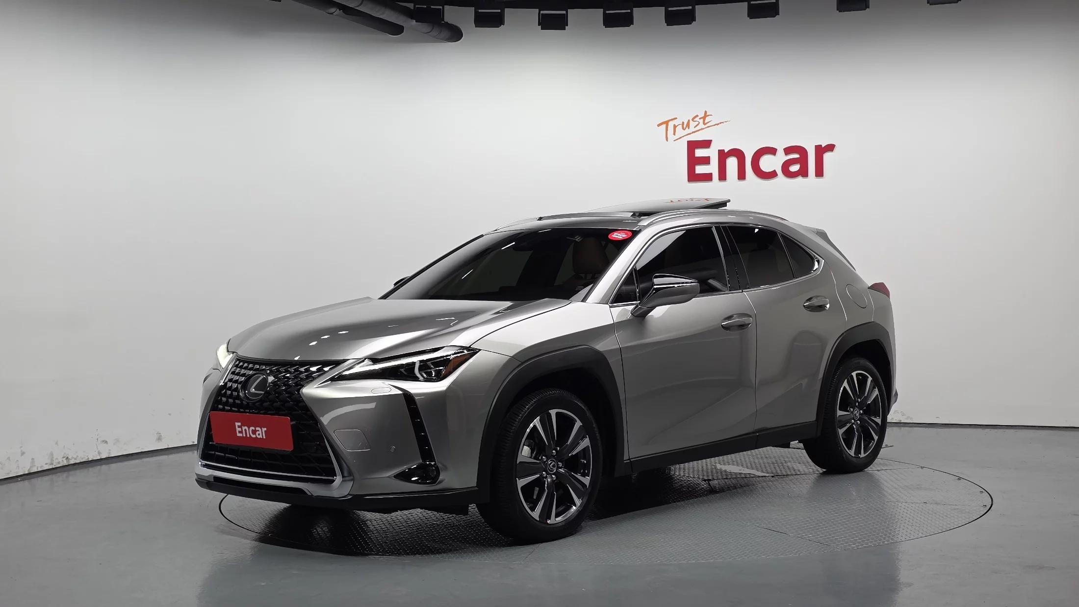 Lexus UX 2.0 AWD, гибрид, 2023 г. 12976 км.