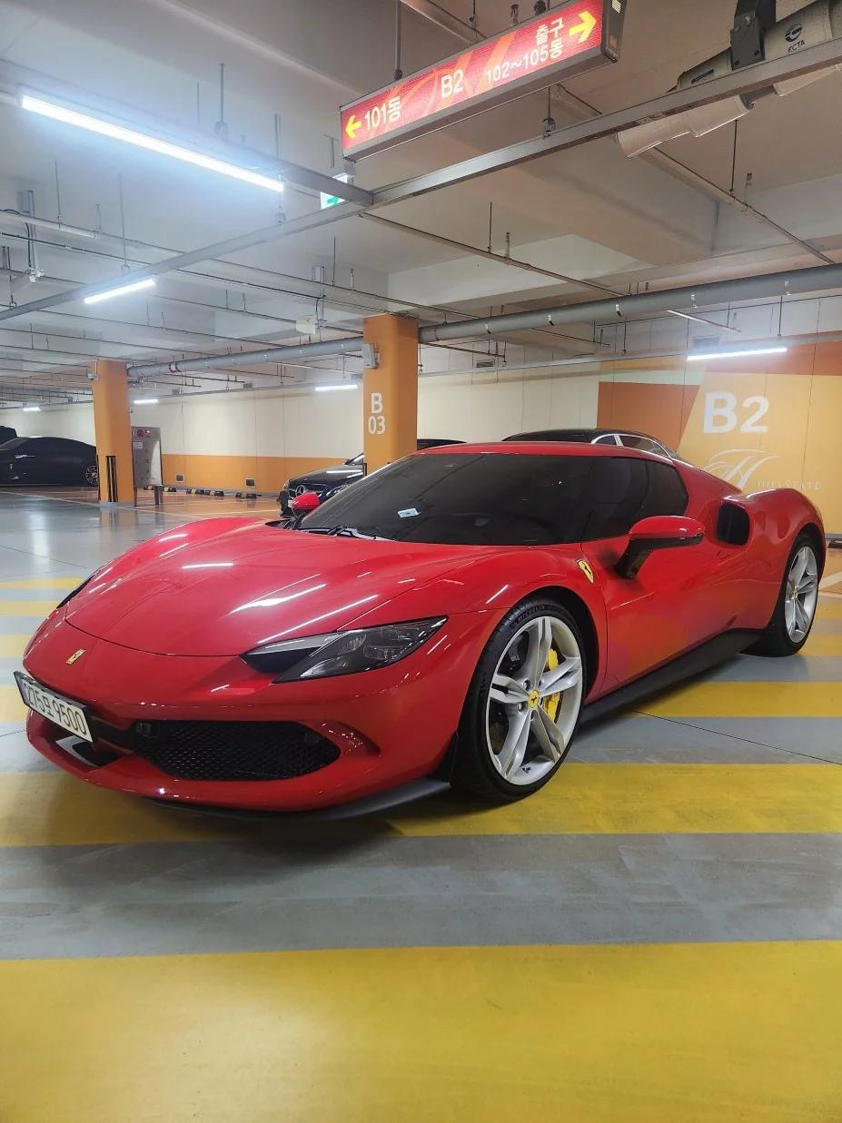 Ferrari 296 3.0 V6, гибрид, 2024 г. 3048 км.