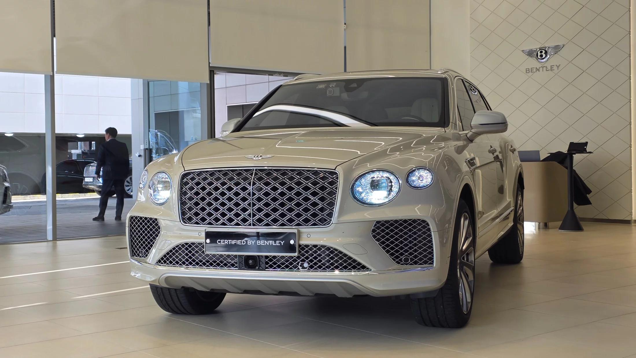 Bentley Bentayga 4.0 V8 EWB Mulliner, 2025 г. 9818 км.