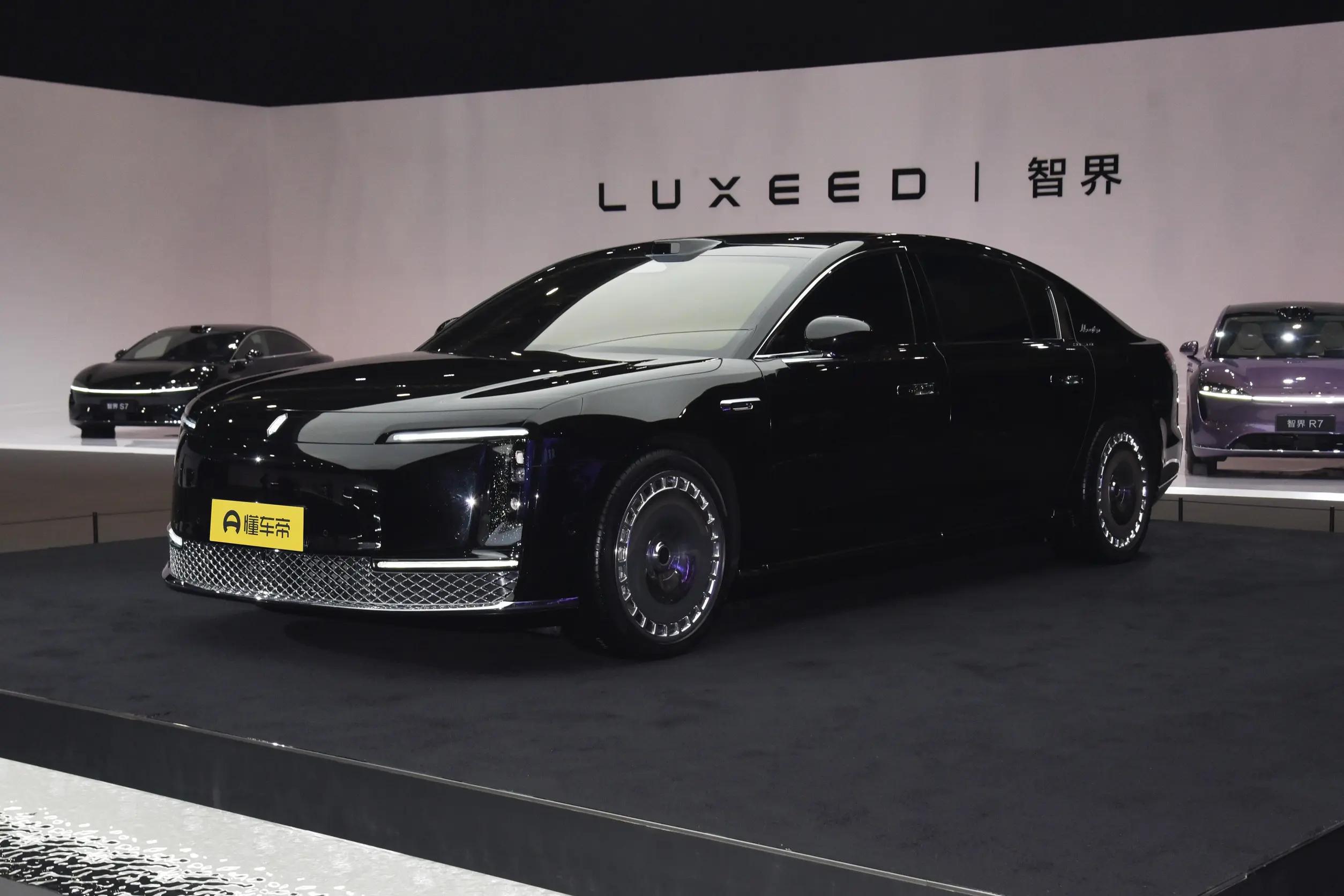 Huawei и JAC представили новый флагманский седан Zunjie S800: роскошь и передовые технологии в одном автомобиле