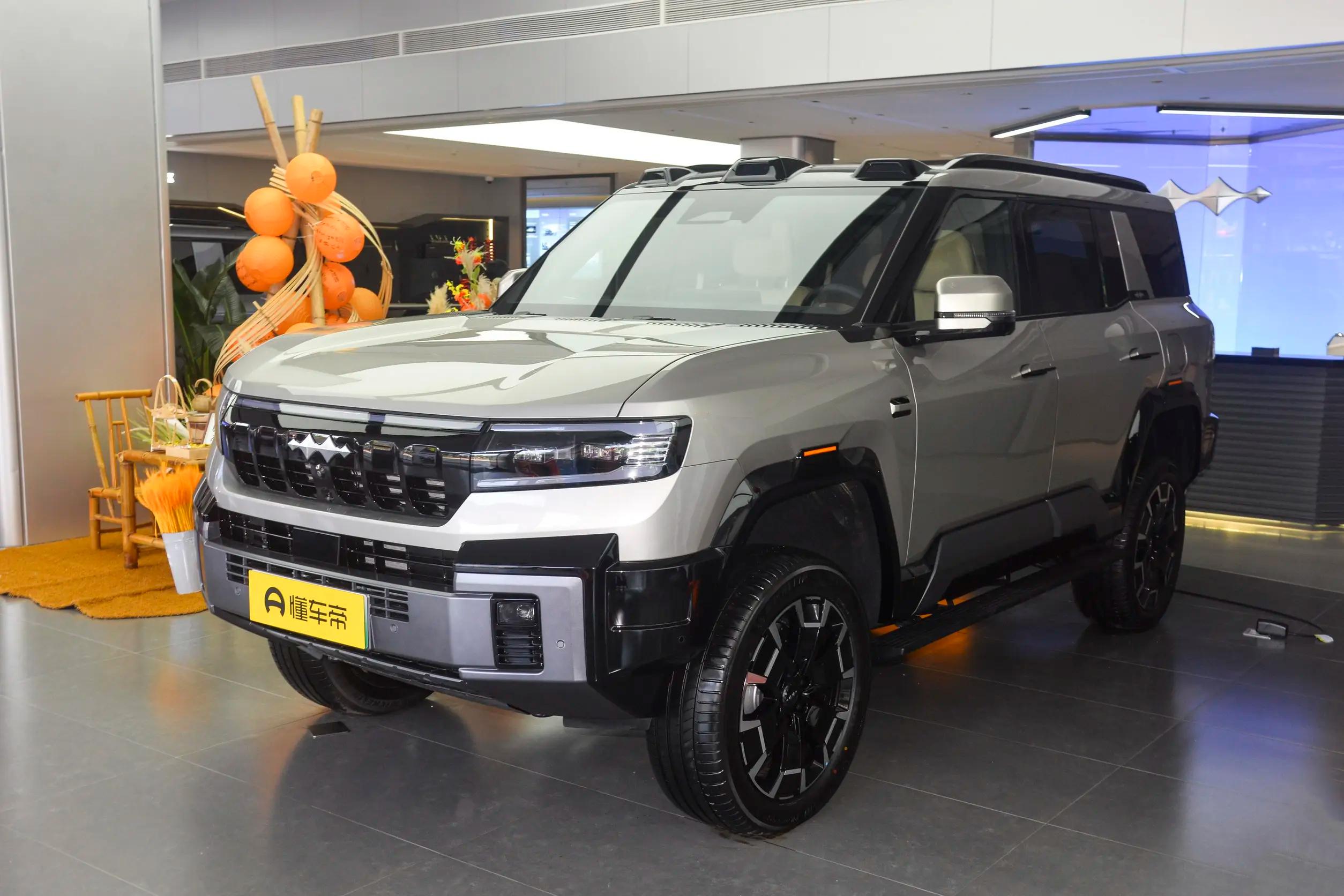 Новый флагманский внедорожник: Leopard 8 от BYD и Huawei