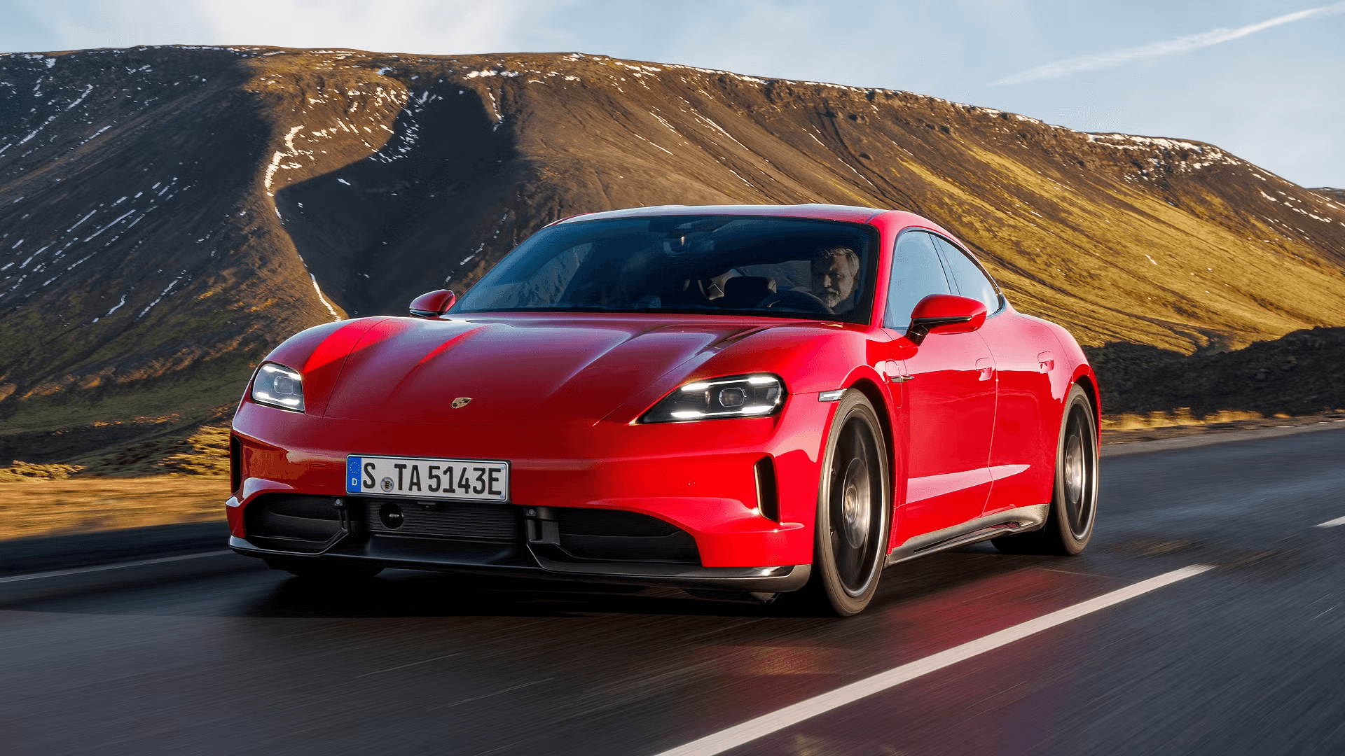 Недовольные владельцы Taycan требуют от Porsche ответов за проблемы с возгоранием в судах