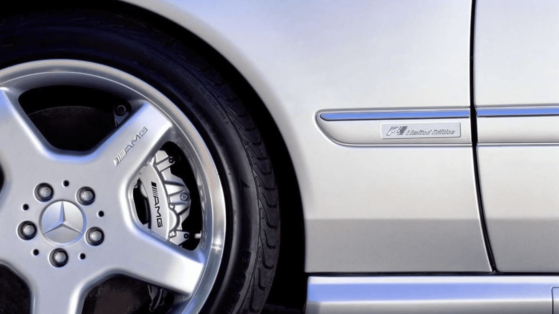 Первый серийный автомобиль с керамическими тормозами: неожиданное начало инновации