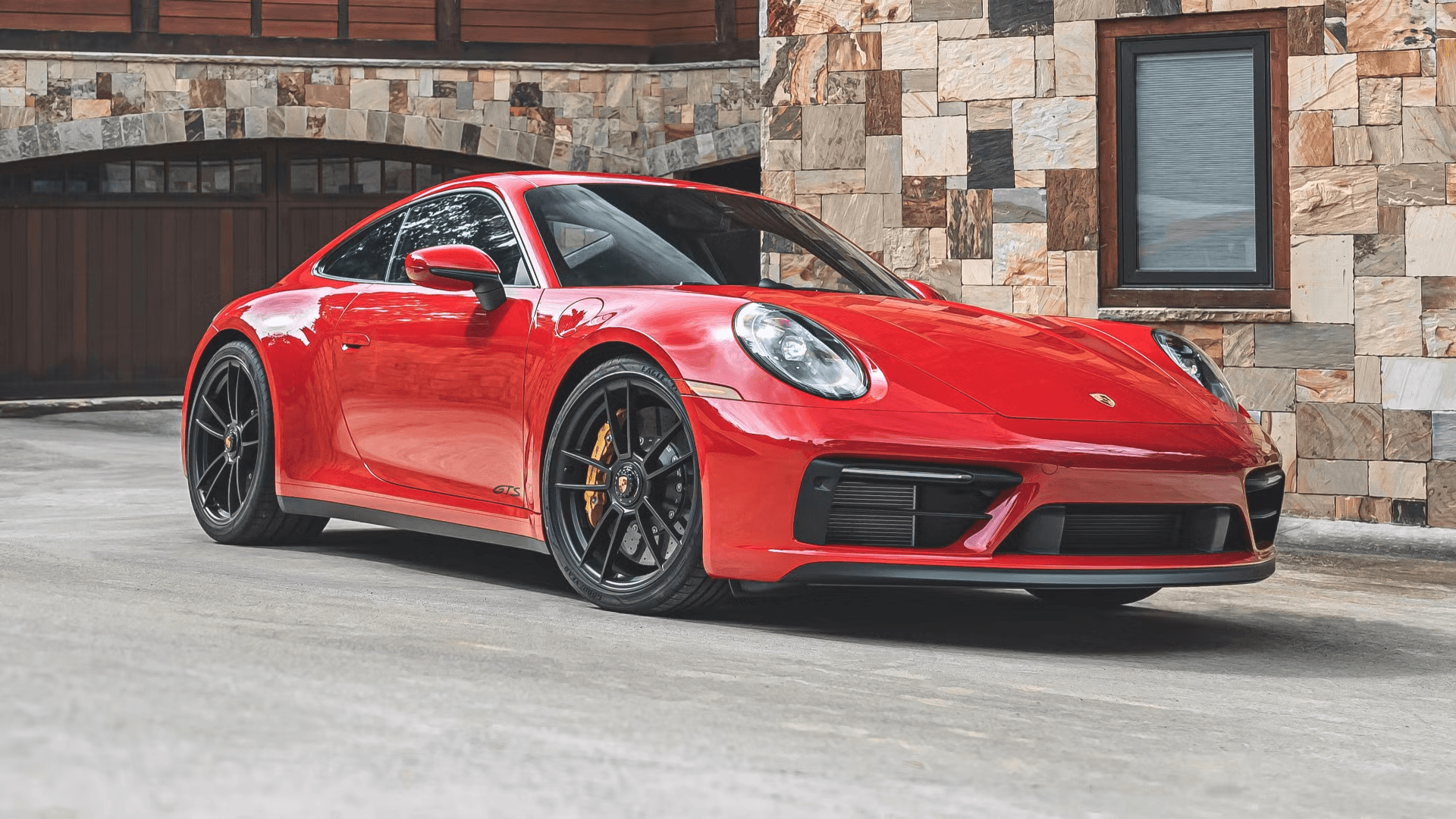 Триумф скорости: Рекордные продажи спорткаров Porsche в 2024 году