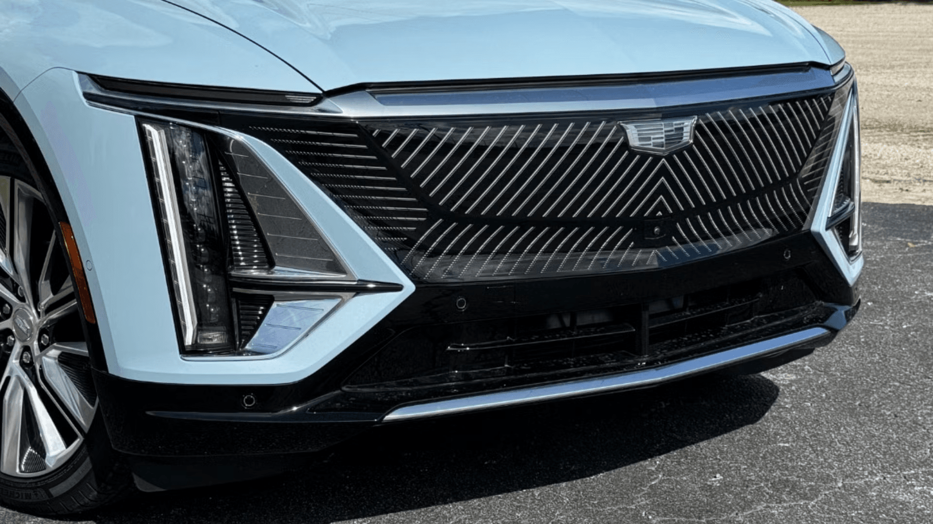 Cadillac лидирует на рынке роскошных электромобилей