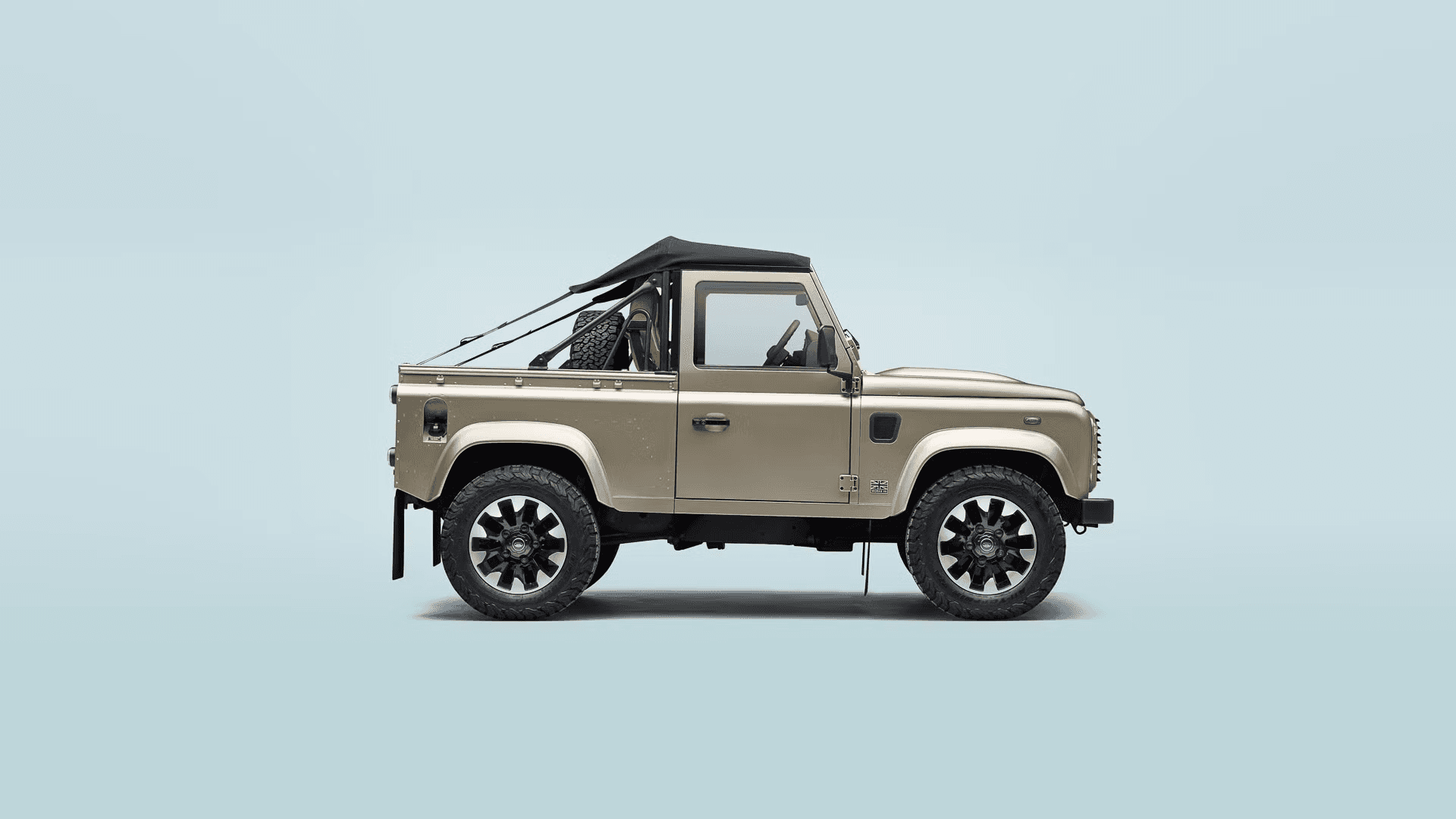 Land Rover возвращает классику — новый Defender V8 Soft Top от Classic Works