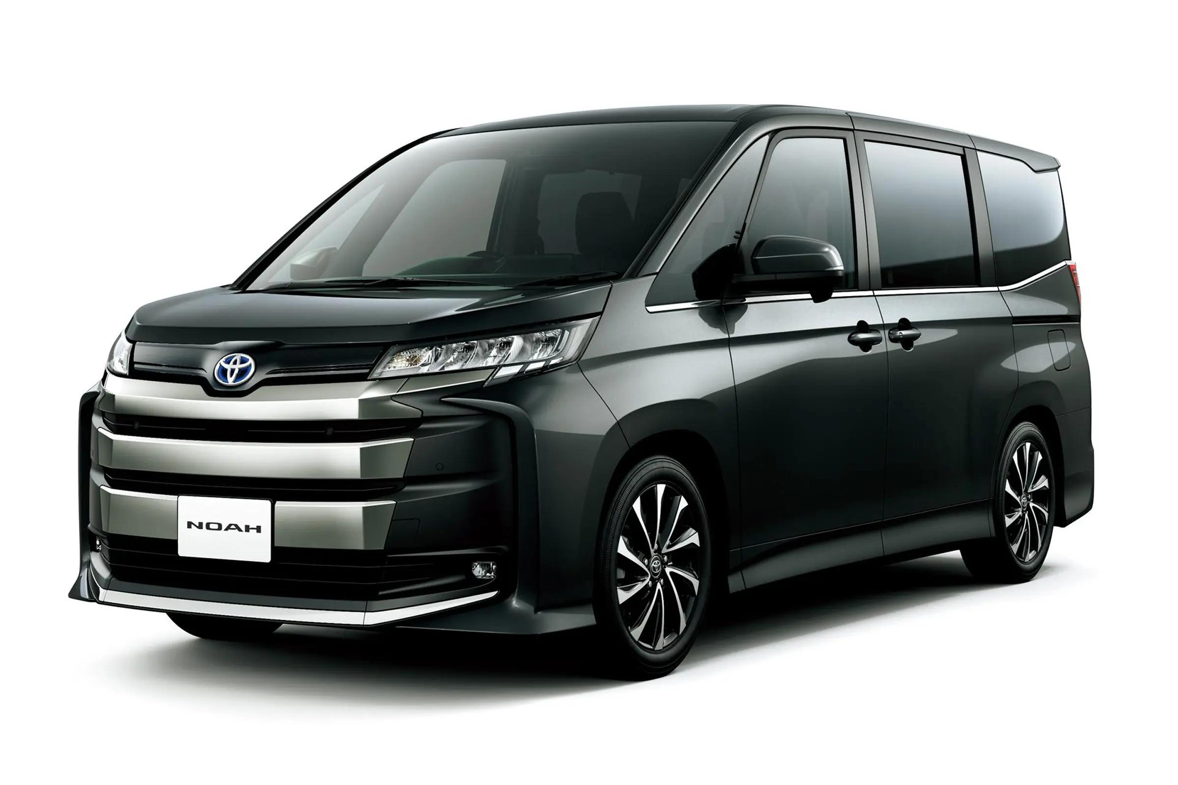 Новый Toyota Noah: "Младший Альфард" для всей семьи