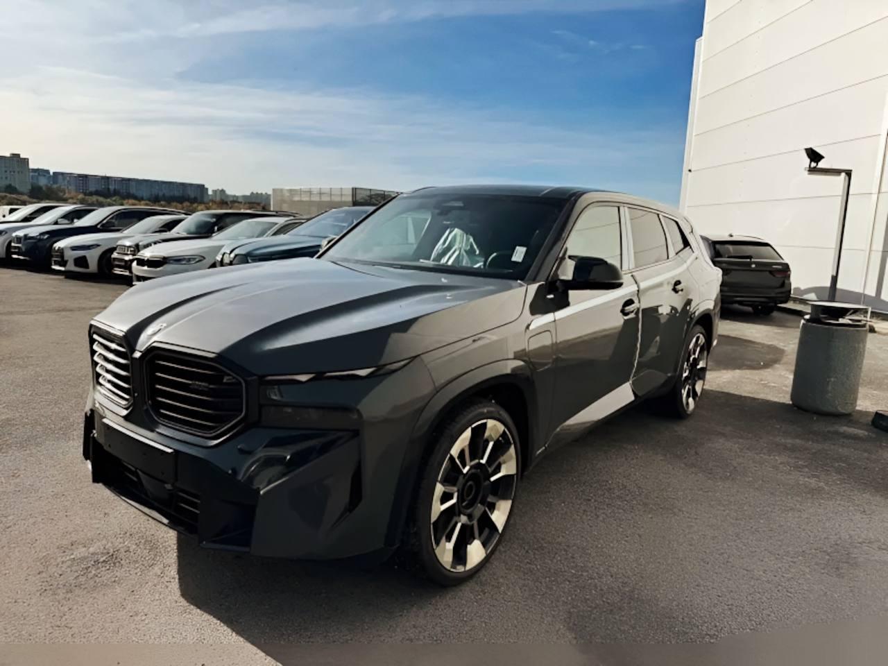 Роскошный гибридный кроссовер BMW XM: доступен для бронирования в Москве!